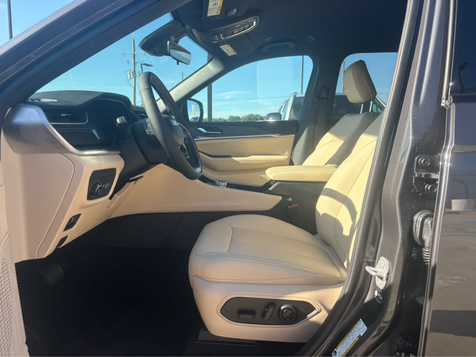 2025 Jeep Grand Cherokee Limited photo 4