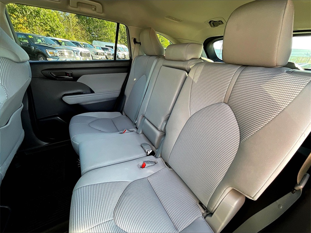 2020 Toyota Highlander Hybrid LE photo 14