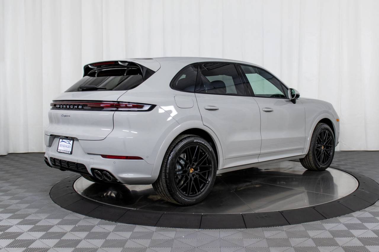 2025 Porsche Cayenne photo 8
