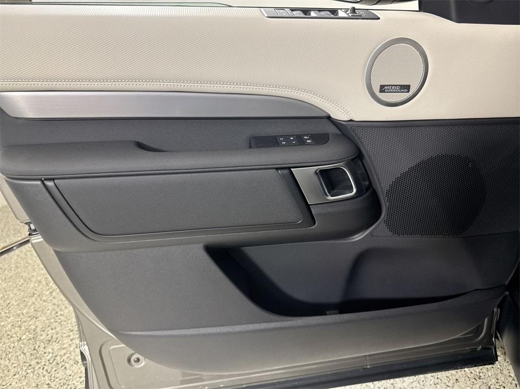 2025 Land Rover Discovery SE photo 12