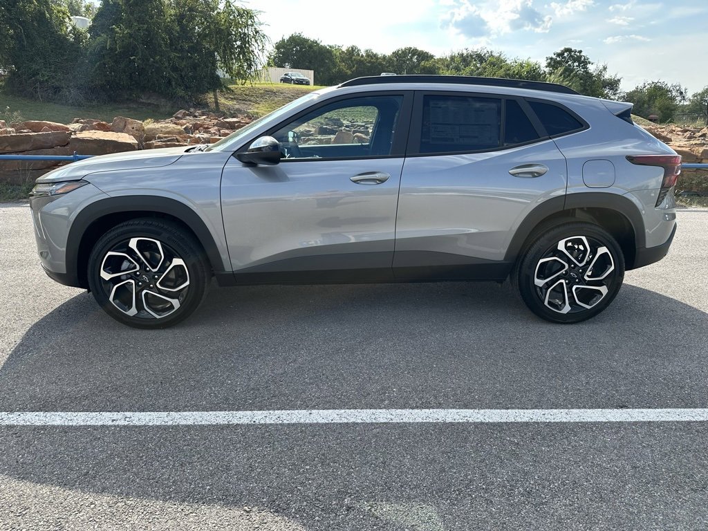 2025 Chevrolet Trax photo 2