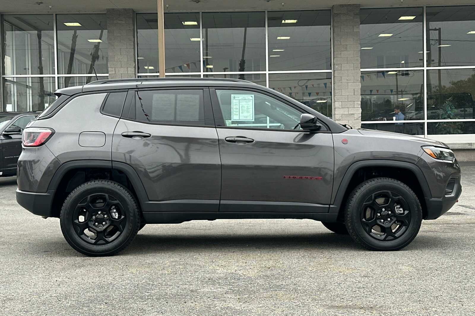 2023 Jeep Compass Trailhawk photo 2
