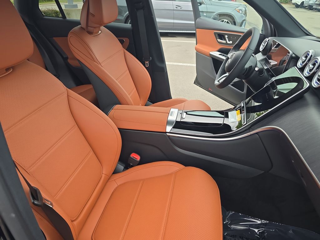 2025 Mercedes Benz GLC 300 photo 7