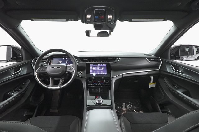 2025 Jeep Grand Cherokee Laredo Altitude photo 8