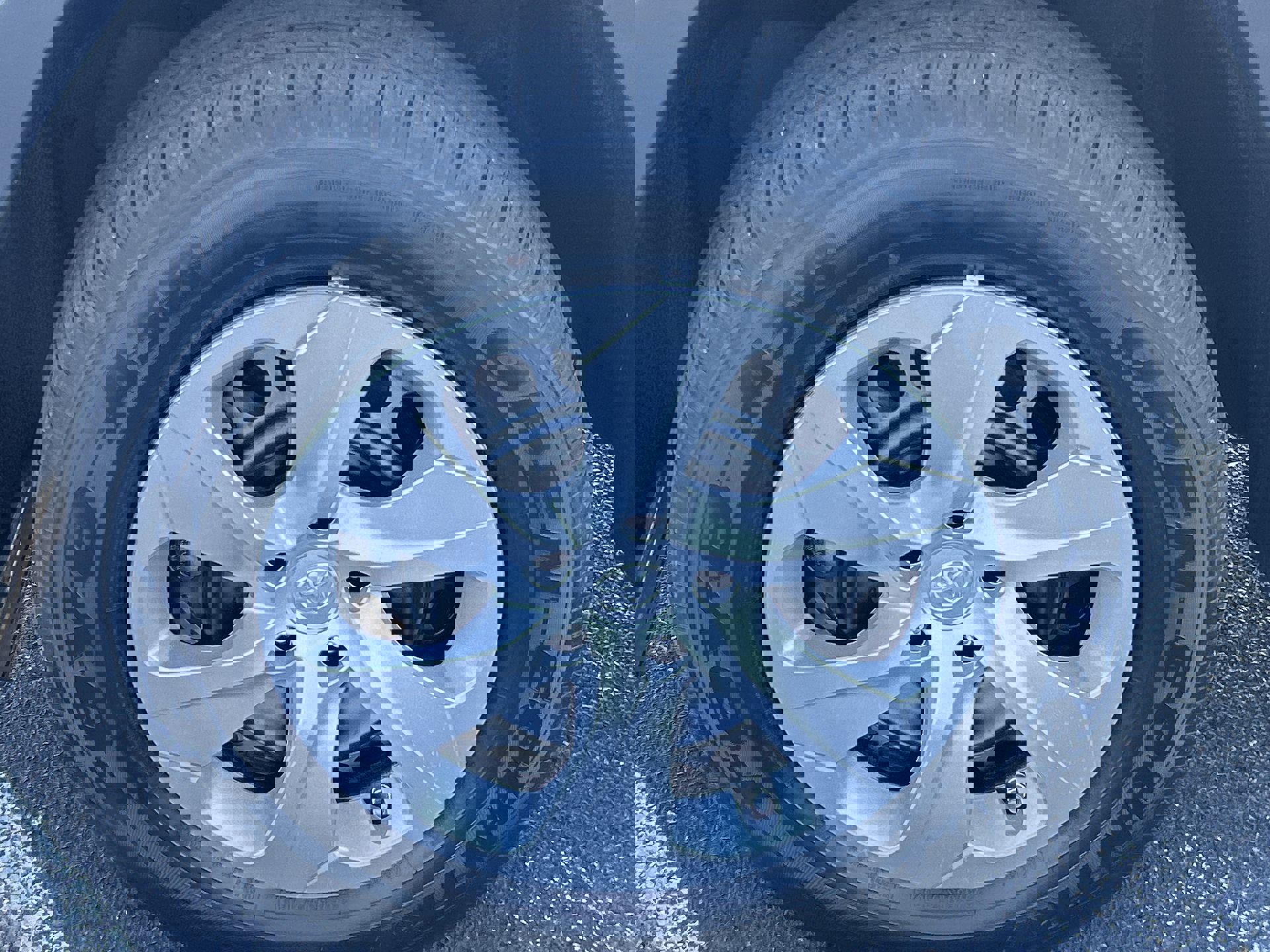 2021 Toyota RAV4 LE photo 10