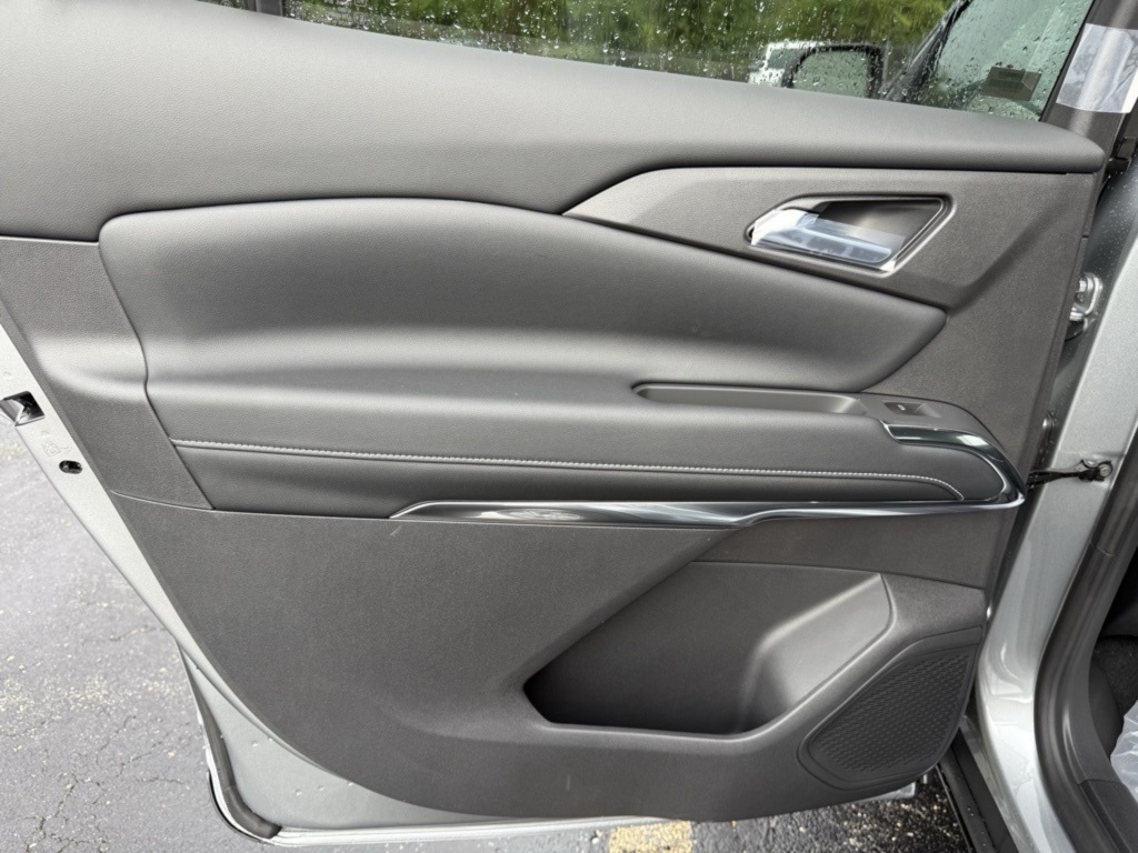 2026 Chevrolet Traverse photo 2
