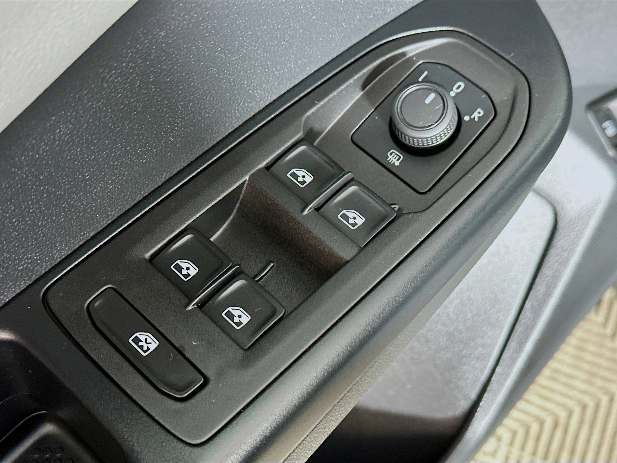 2023 Volkswagen Taos SE photo 13