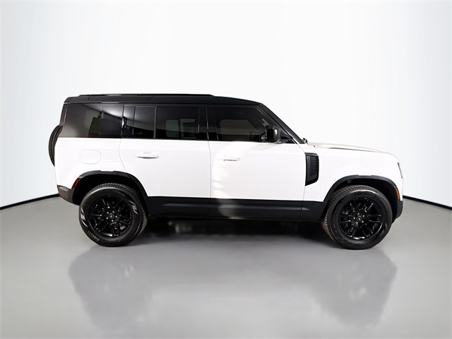 2025 Land Rover Defender 110 S photo 4