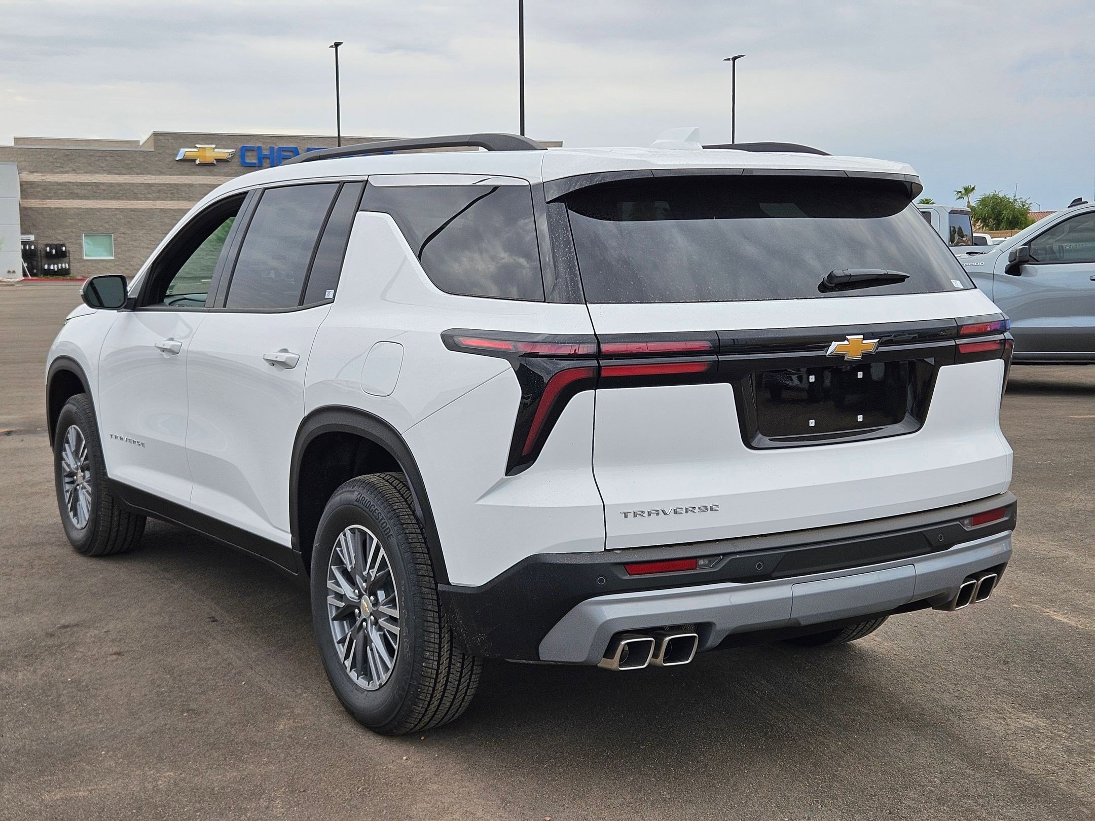 2025 Chevrolet Traverse photo 2