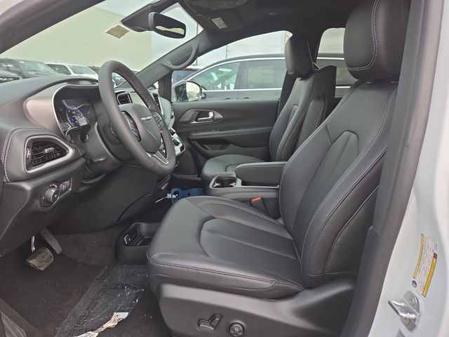 2026 Chrysler Pacifica photo 4