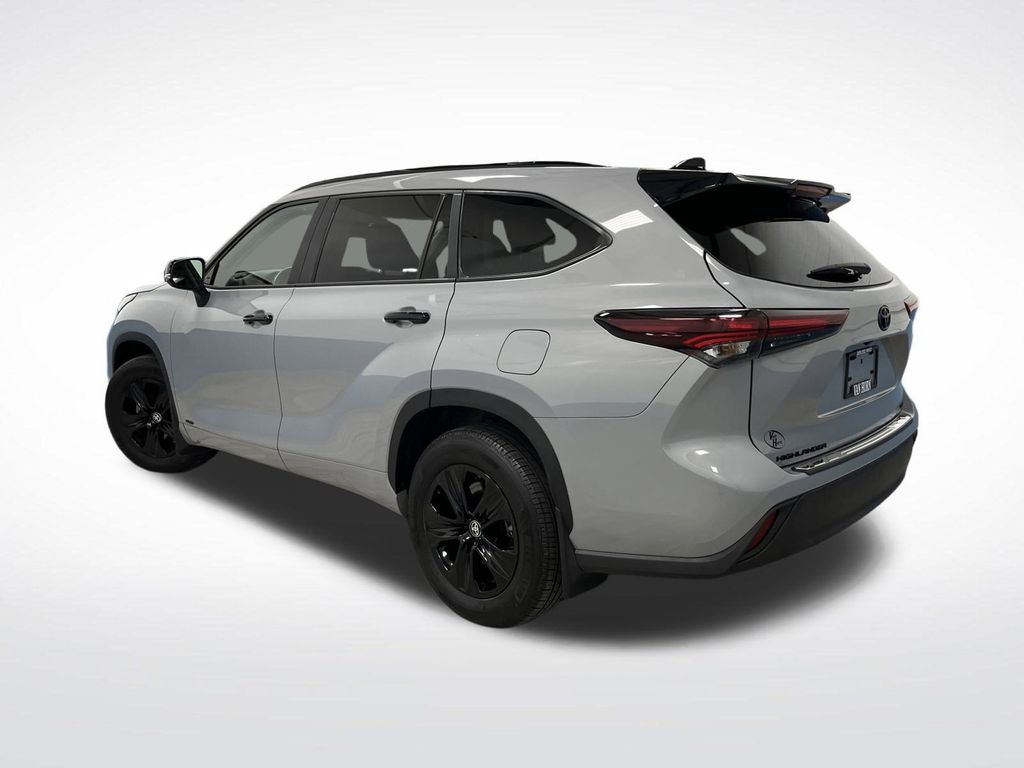 2024 Toyota Highlander XLE photo 2