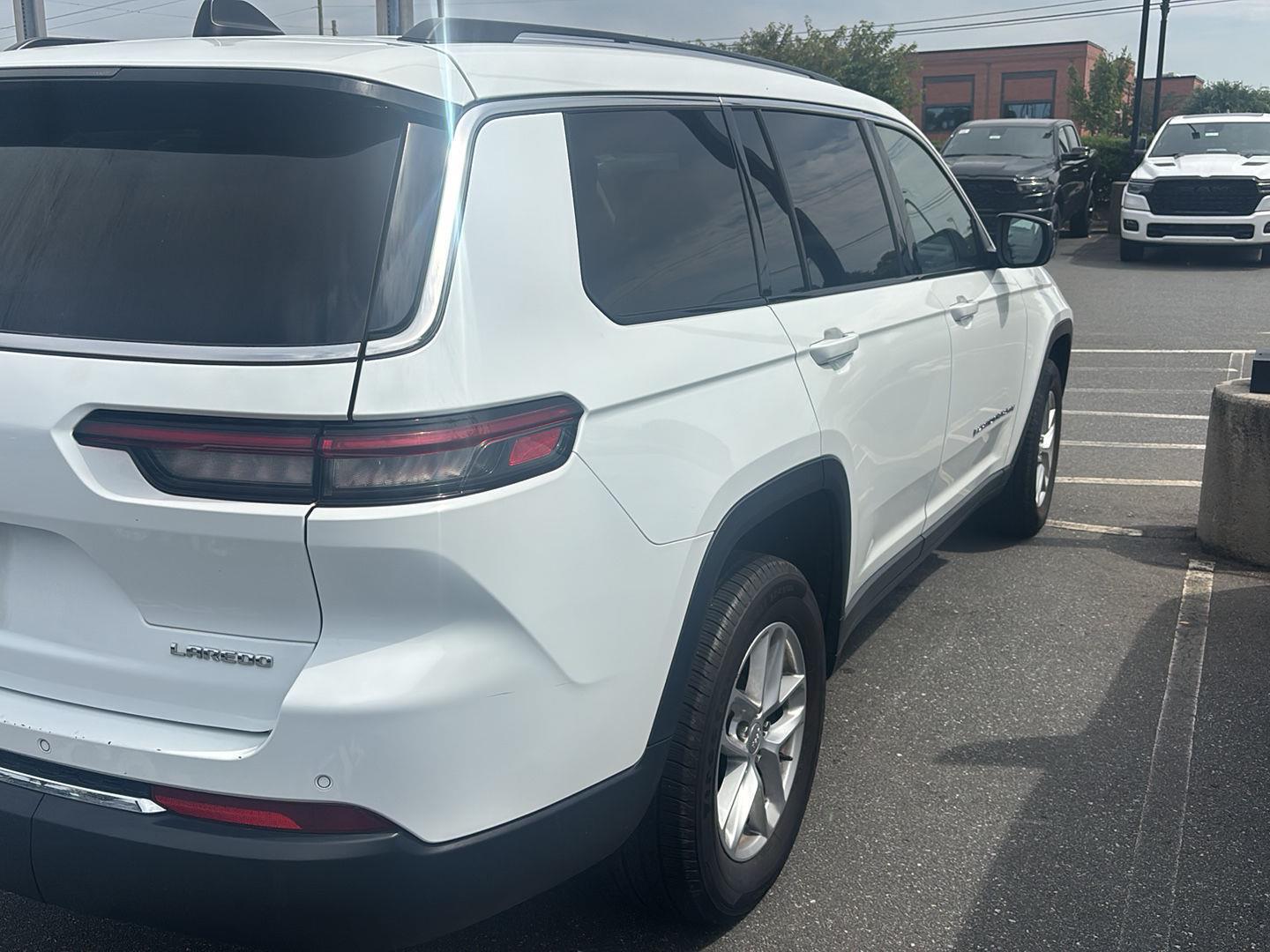 2023 Jeep Grand Cherokee Laredo photo 3