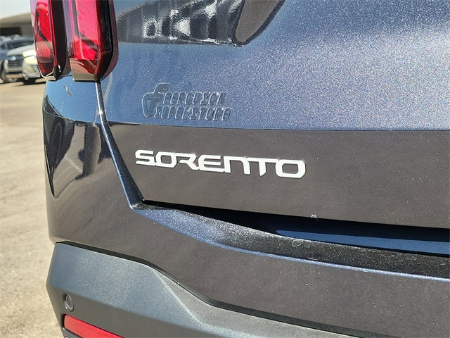 2025 Kia Sorento S photo 3