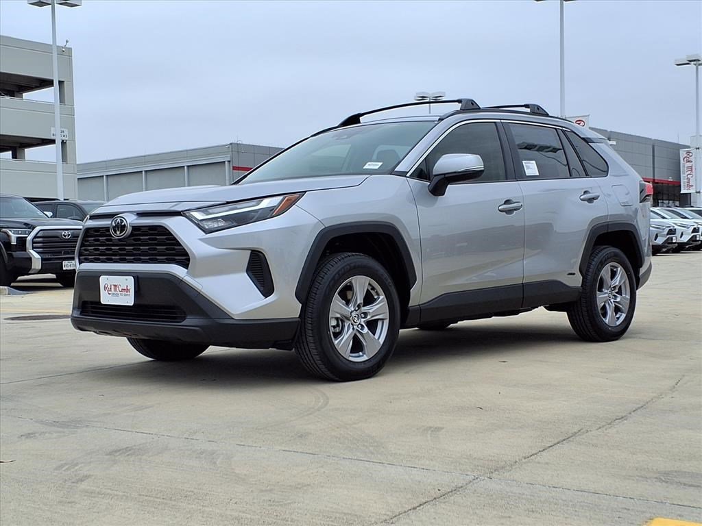 2025 Toyota RAV4 XLE's photo