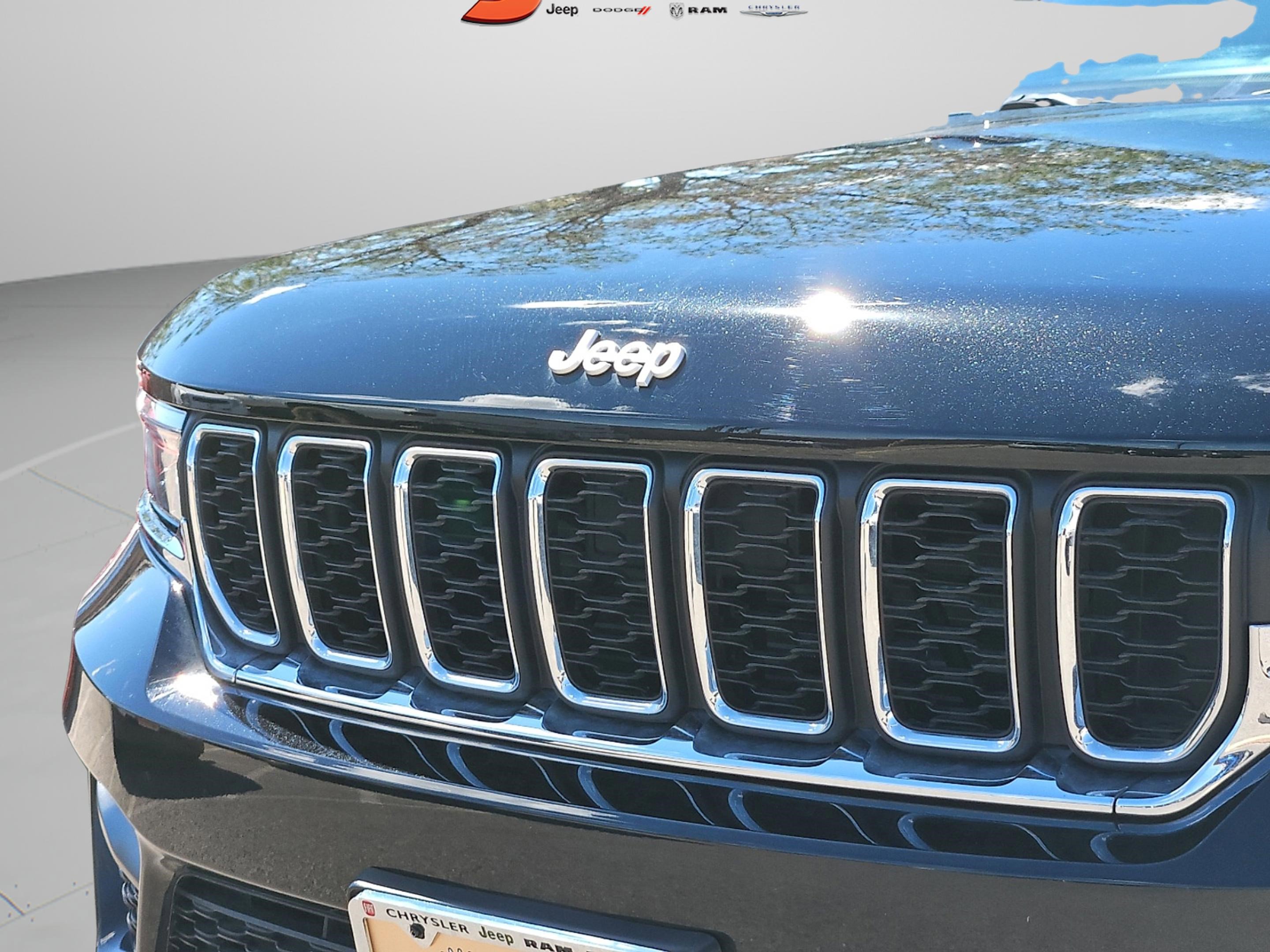 2025 Jeep Grand Cherokee Laredo photo 6
