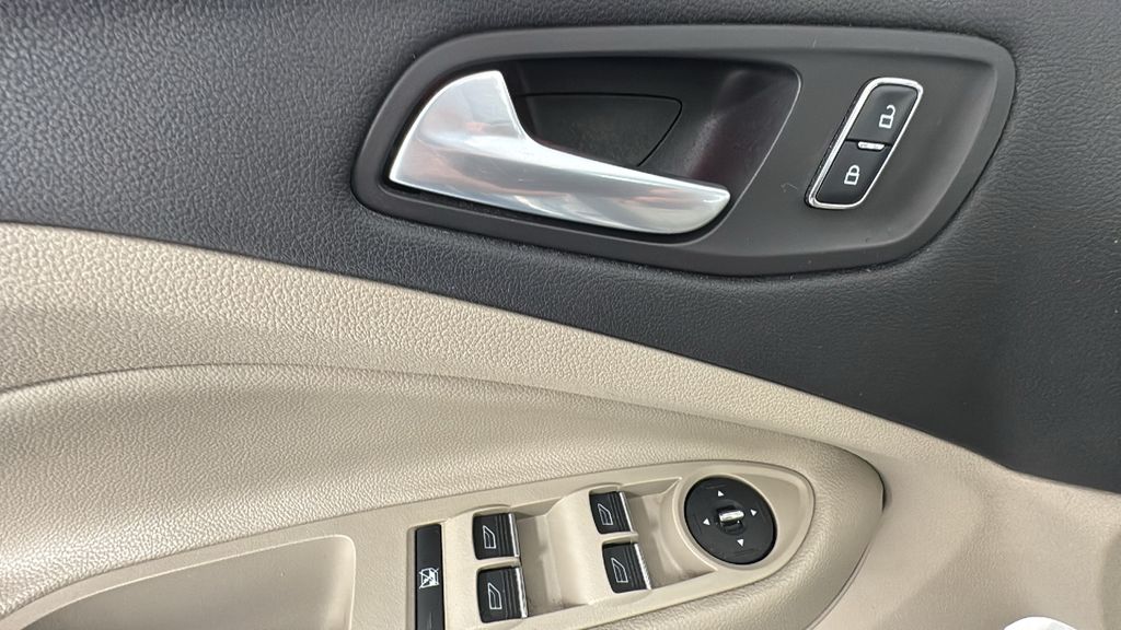 2014 Ford C-Max Hybrid SEL photo 19