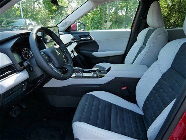 2025 Mitsubishi Outlander SE photo 4