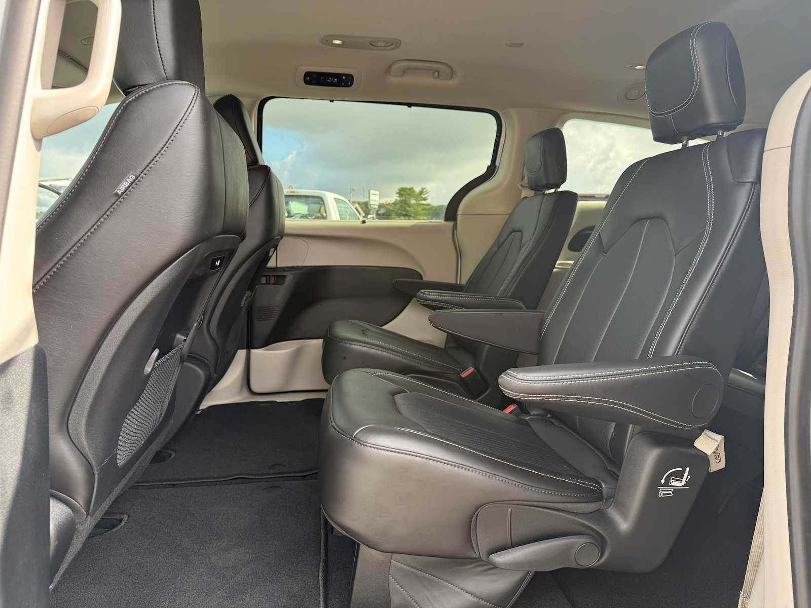 2024 Chrysler Pacifica Touring L photo 31
