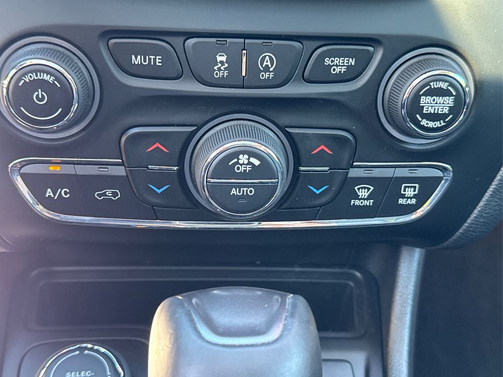 2019 Jeep Cherokee Limited photo 29