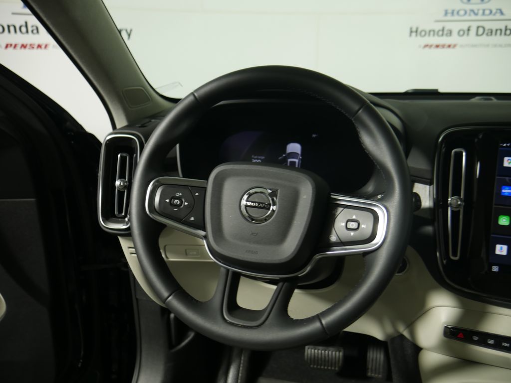 2023 Volvo XC40 Plus photo 11
