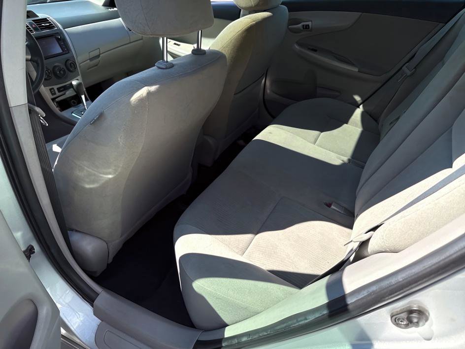 2013 Toyota Corolla LE photo 12