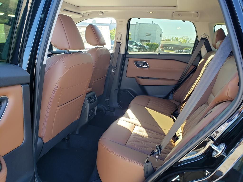 2026 Nissan Rogue Platinum photo 3