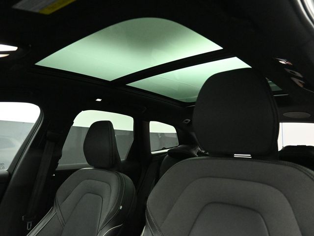 2022 VOLVO XC60 - Image 20