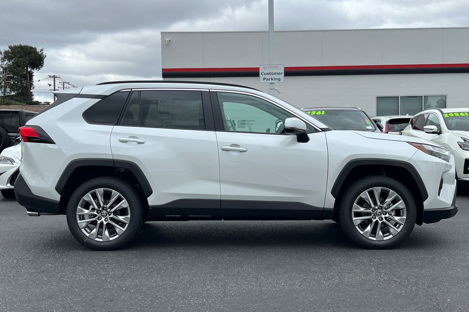 2025 Toyota RAV4 XLE Premium photo 7