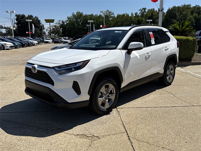 2025 Toyota RAV4 XLE photo 4