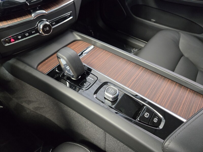 2024 Volvo XC60 B5 Plus photo 33
