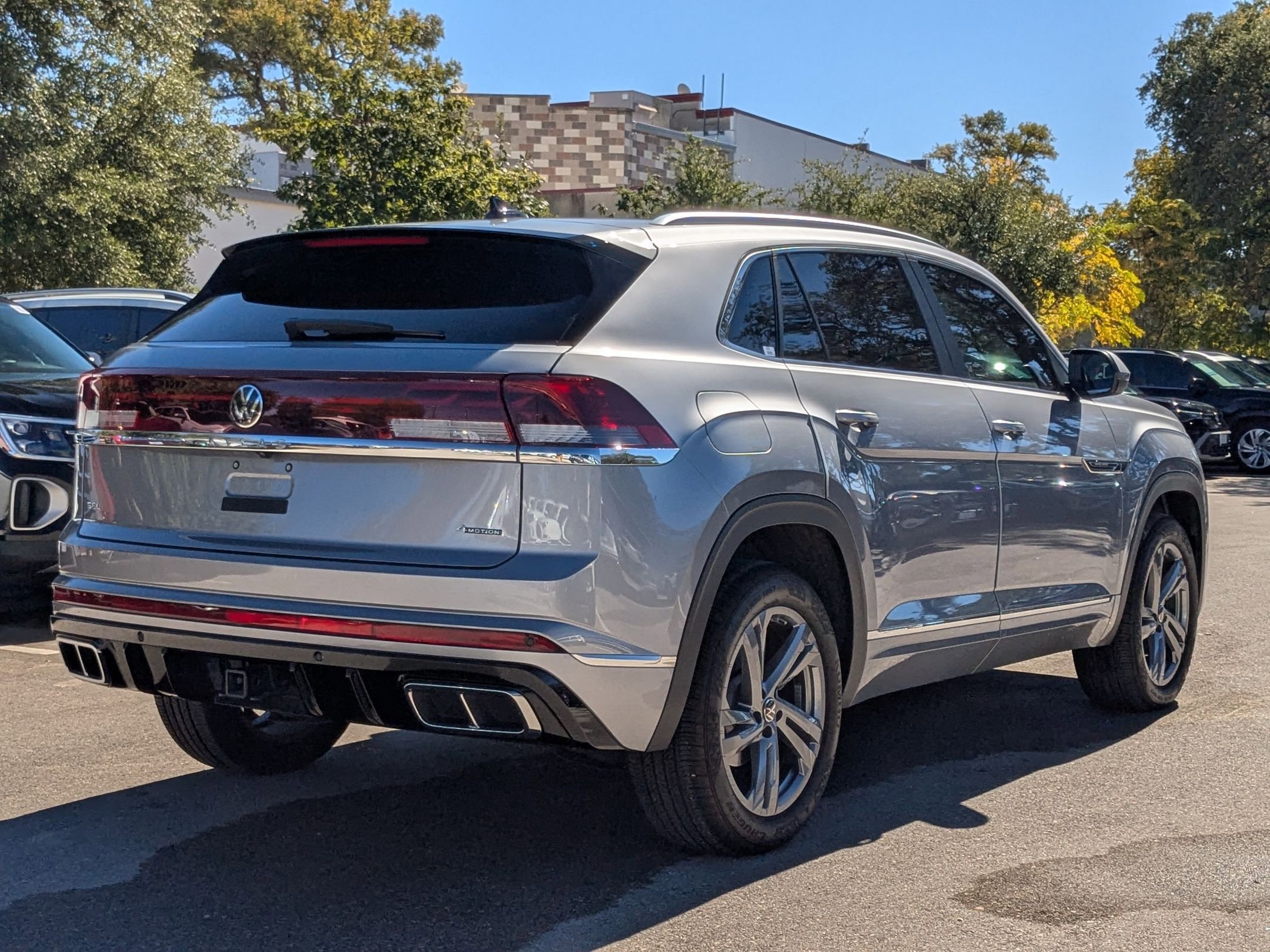 2024 Volkswagen Atlas Cross Sport SEL R-Line photo 3