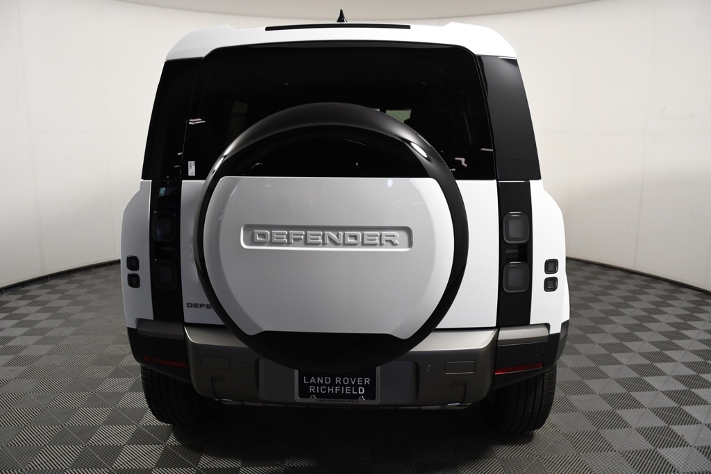 2026 Land Rover Defender 110 photo 4