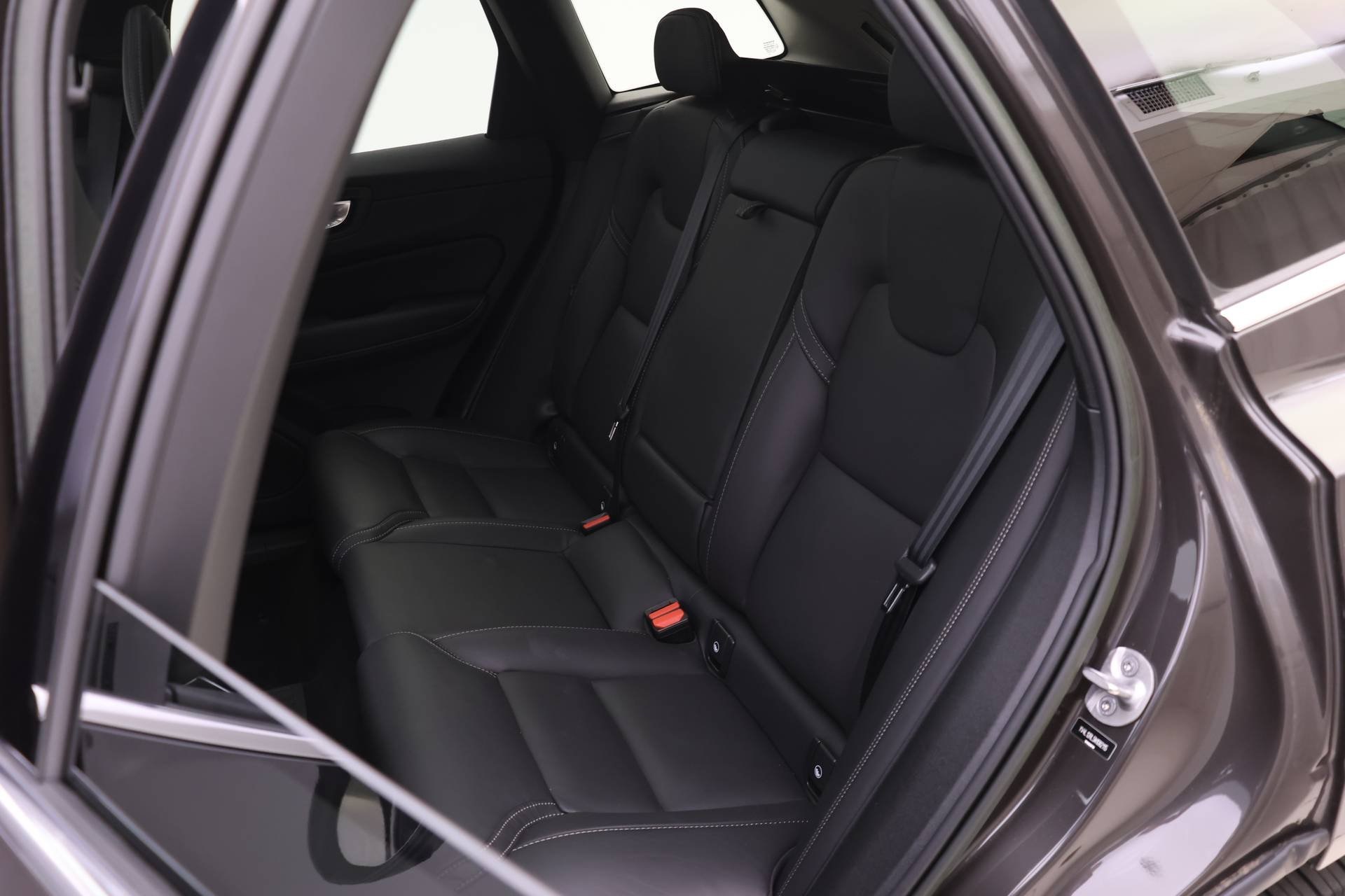 2022 Volvo XC60 B5 Inscription photo 15