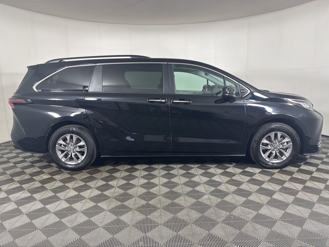 2023 Toyota Sienna XLE photo 2