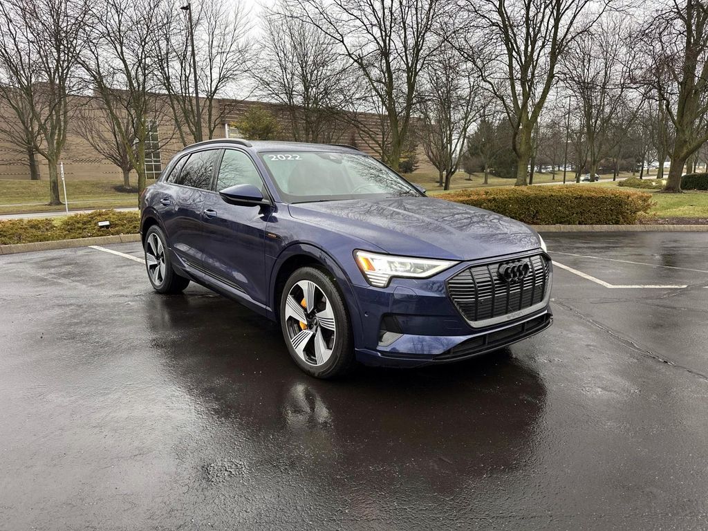 2022 Audi e-tron Premium Plus's photo