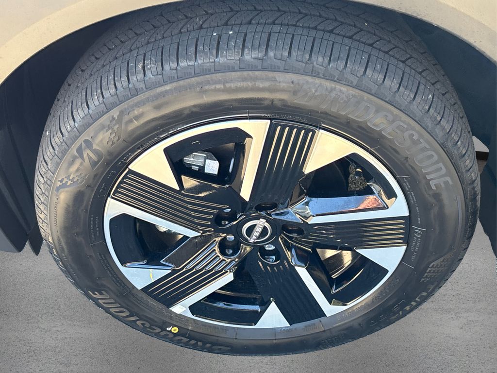 2025 Nissan Kicks SV photo 11