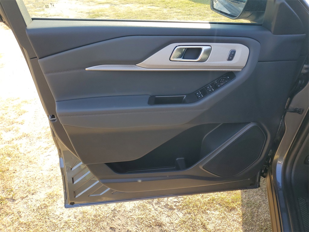 2025 Ford Explorer photo 5