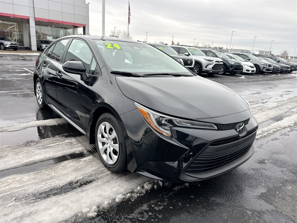 2024 Toyota Corolla LE's photo