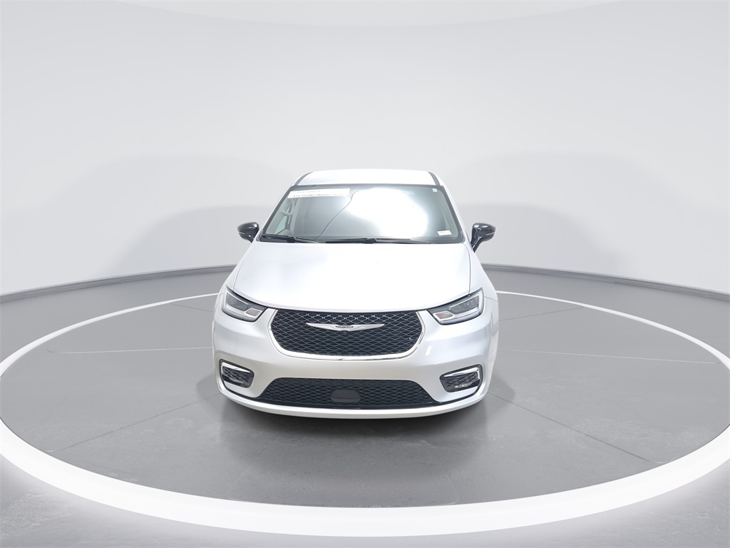 2024 Chrysler Pacifica Touring L photo 2