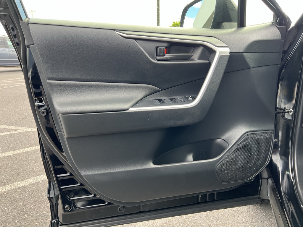 2020 Toyota RAV4 Hybrid LE photo 9