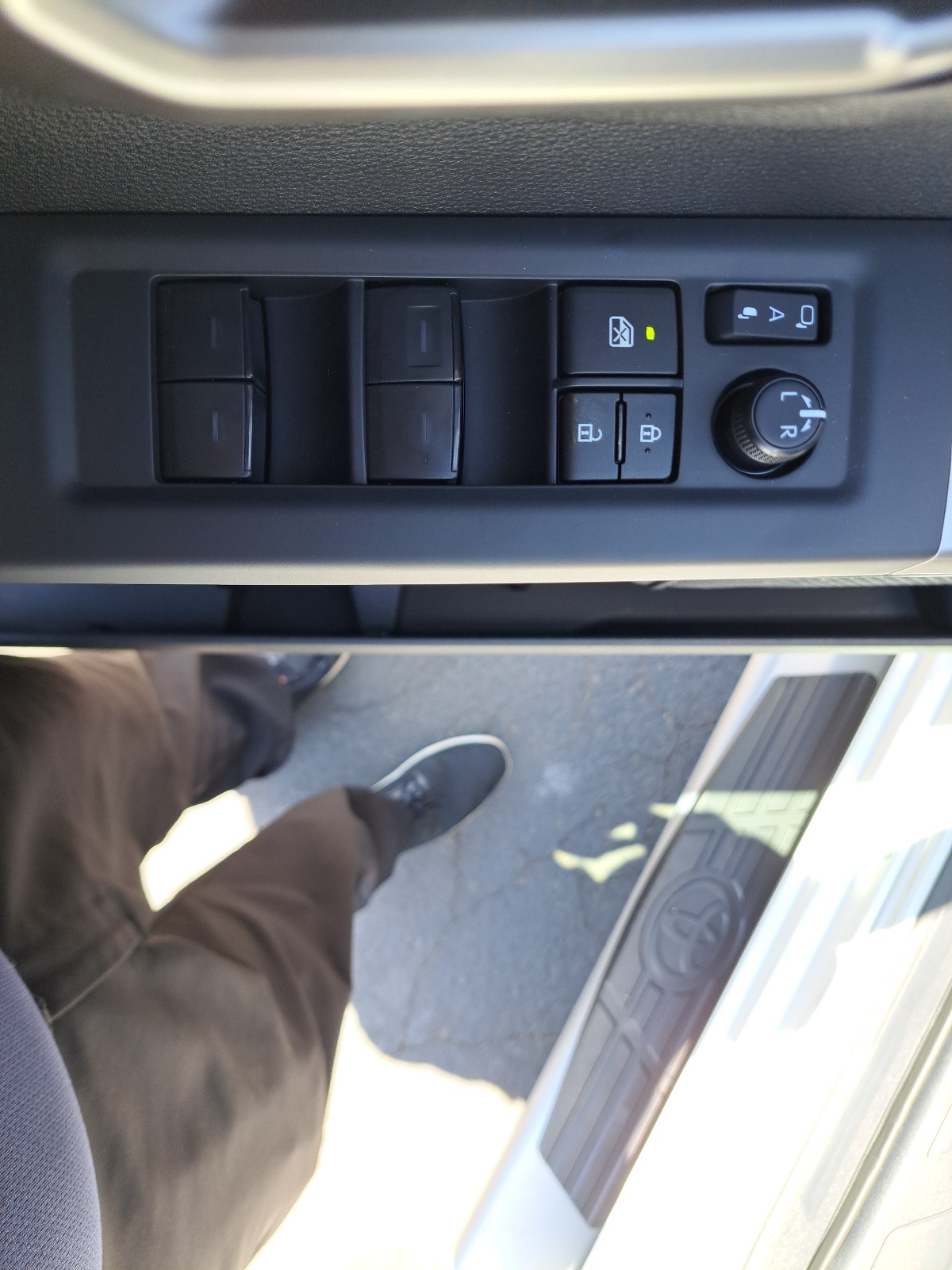 2025 Toyota Tundra SR5 CrewMax photo 15