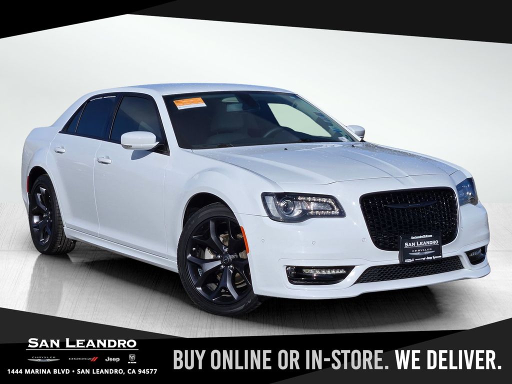 2023 Chrysler 300 Touring L's photo