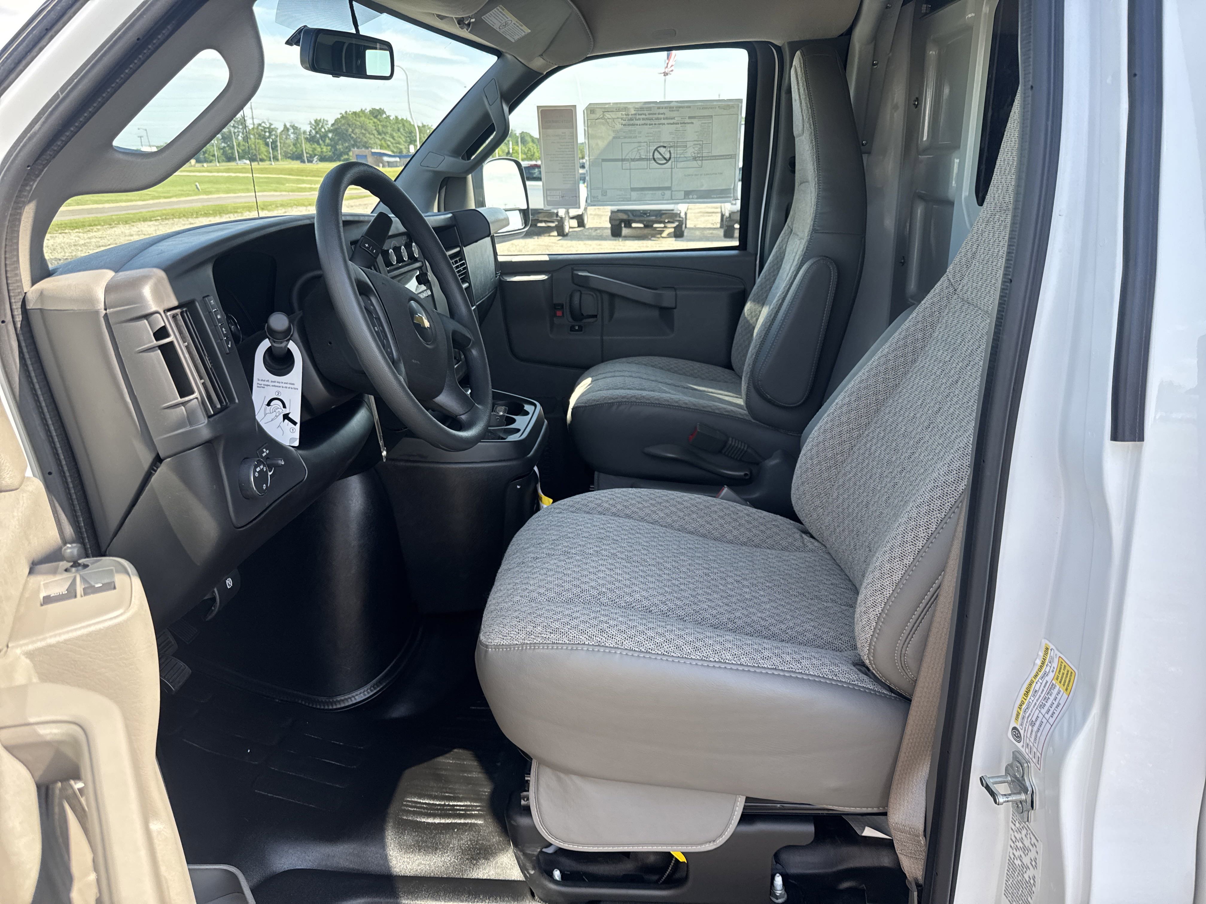 2024 Chevrolet Express Cutaway 3500 photo 3
