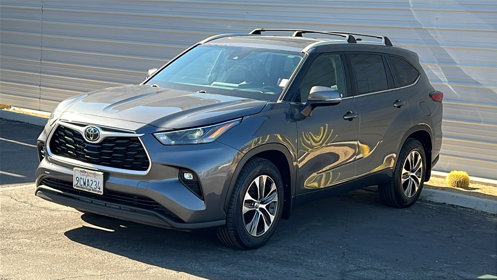 2022 Toyota Highlander XLE photo 2