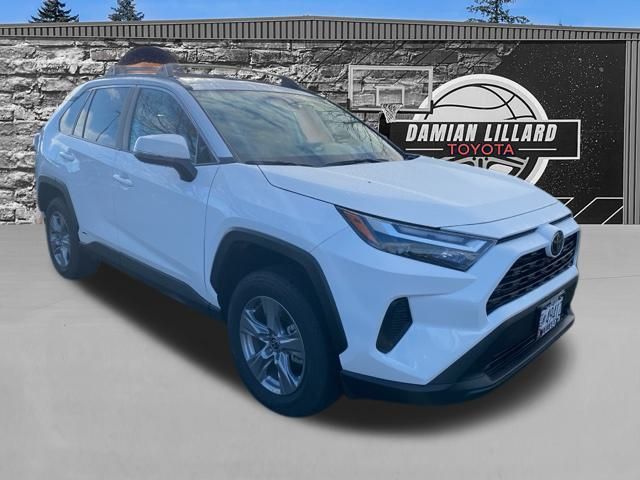 2025 Toyota RAV4 XLE's photo