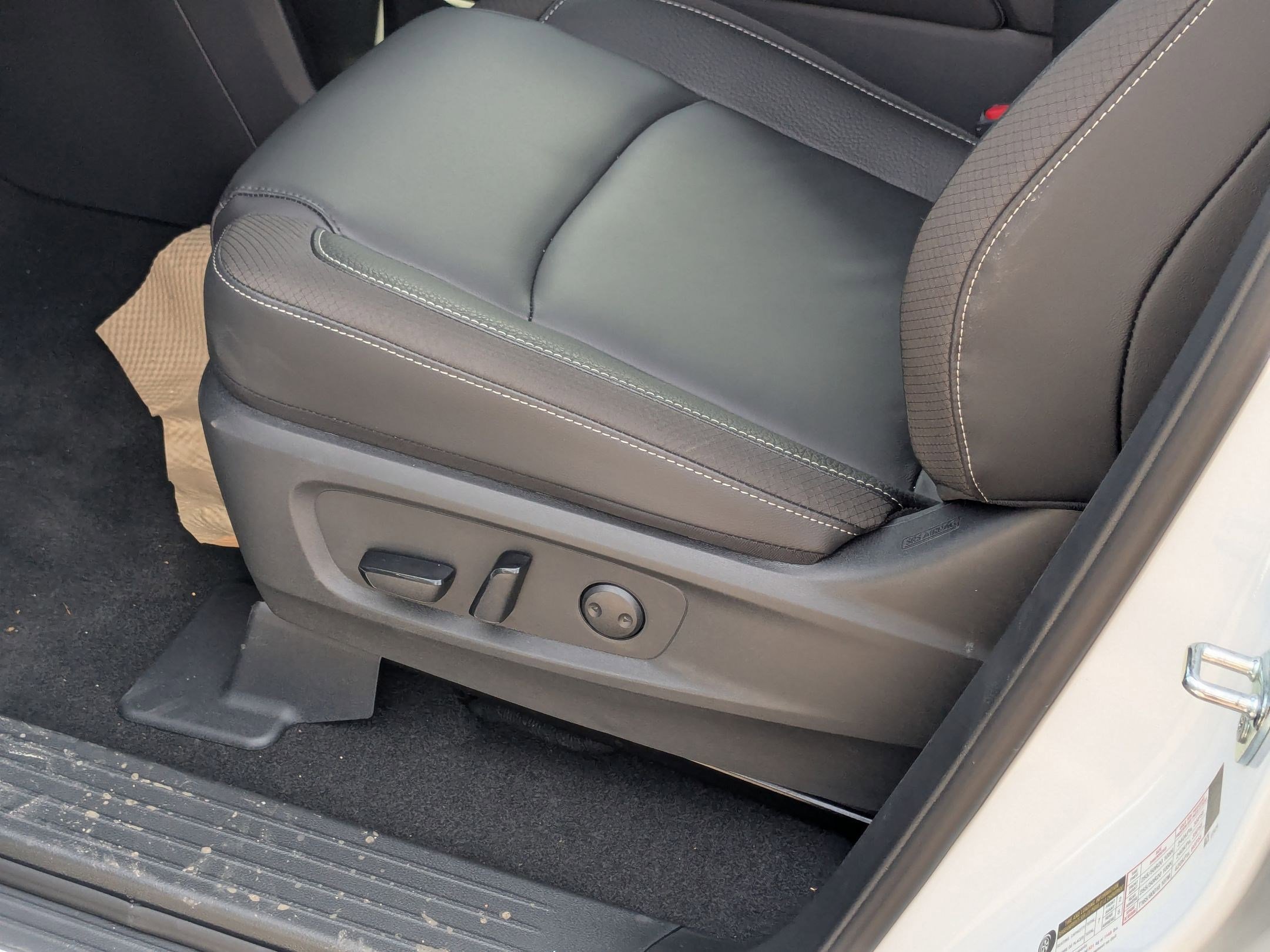 2025 Nissan Pathfinder SL photo 3