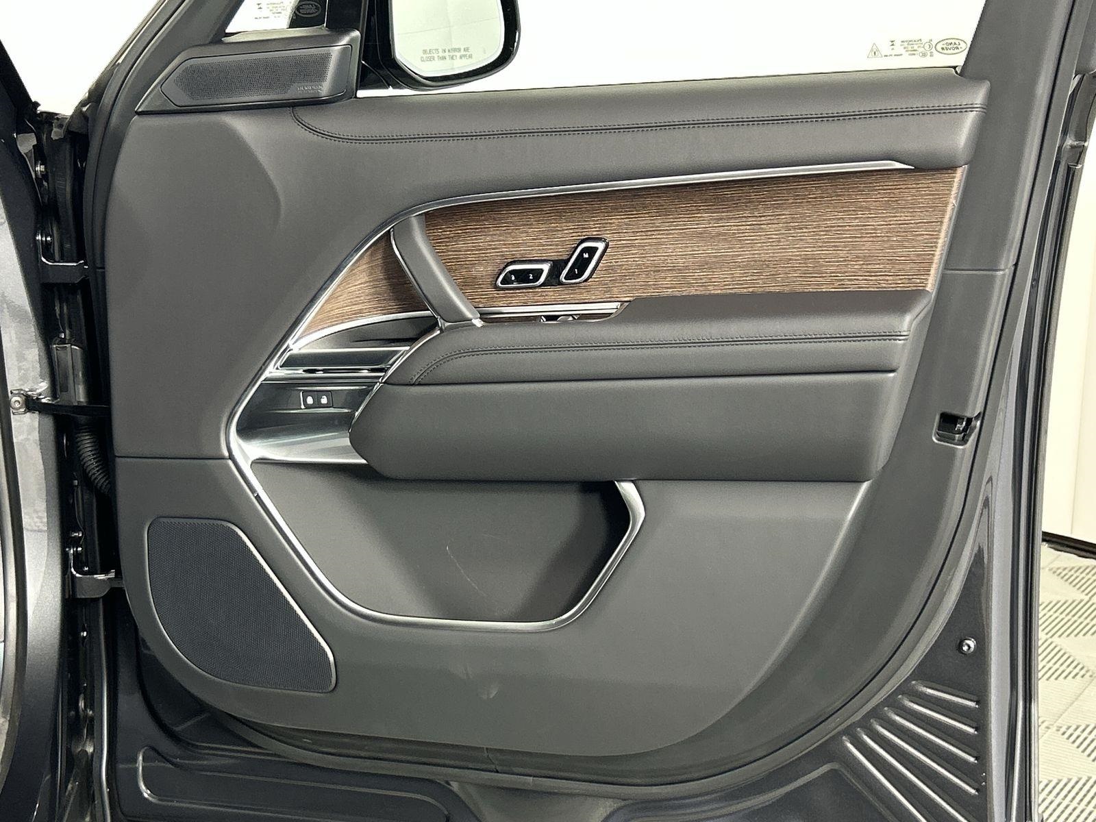 2025 Land Rover Range Rover SE photo 27