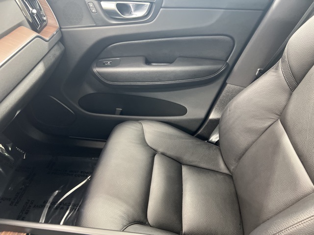 2022 Volvo XC60 B5 Momentum photo 19