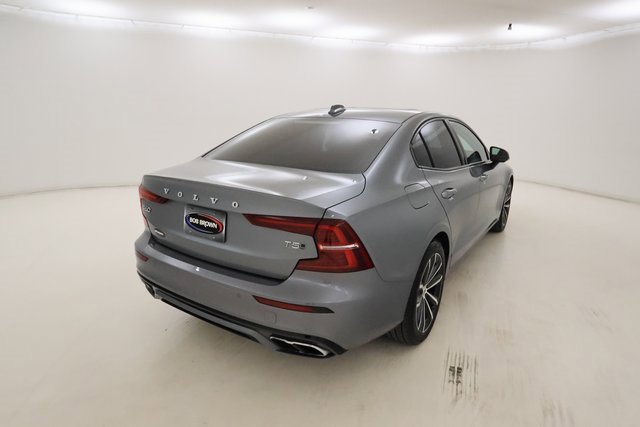 2021 Volvo S60 R-Design Momentum photo 2