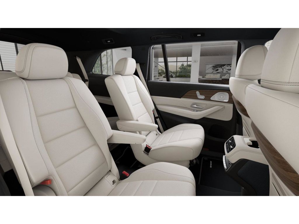 2025 Mercedes Benz GLS 450 4MATIC photo 4
